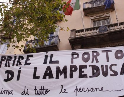 Pengem una pancarta davant el consolat italià per exigir l’obertura del port de Lampedusa