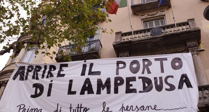 Pengem una pancarta davant el consolat italià per exigir l’obertura del port de Lampedusa